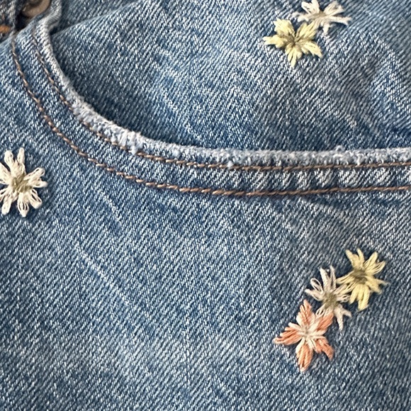 American Eagle Embroidered Distressed Floral Jean Hi Rise Shortie Shorts 12 - Picture 3 of 10